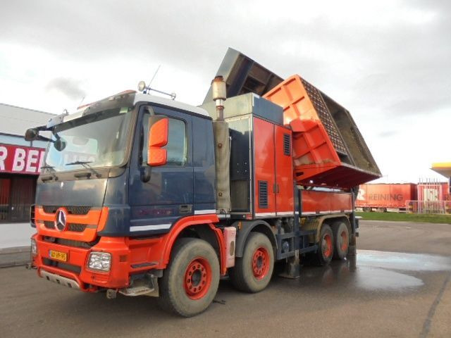 Asenizācijas mašīna Mercedes-Benz Actros 4144 GRONDZUIGERSAUGBAGGER/SUCTIONEXAVATOR: foto 1