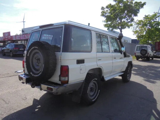 Toyota Land Cruiser HZJ76L 4X4 EXPORT OUTSIDE EU ONLY - Vieglā automašīna: foto 4 Toyota Land Cruiser HZJ76L 4X4 EXPORT OUTSIDE EU ONLY - Vieglā automašīna: foto 4