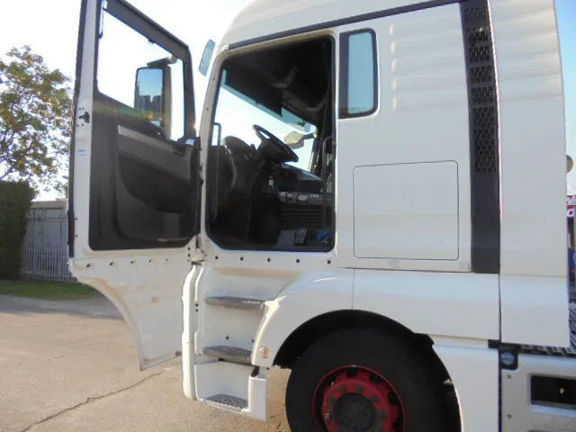 Vilcējs MAN TGX 18.400 XL: foto 9