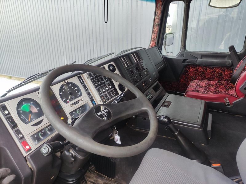 Interior photo 1: Vilcējs MAN 26.464 tipping gear truck tractor