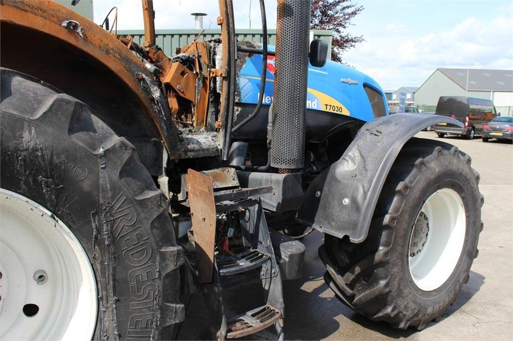 New Holland T7030 - Traktors: foto 3 New Holland T7030 - Traktors: foto 3