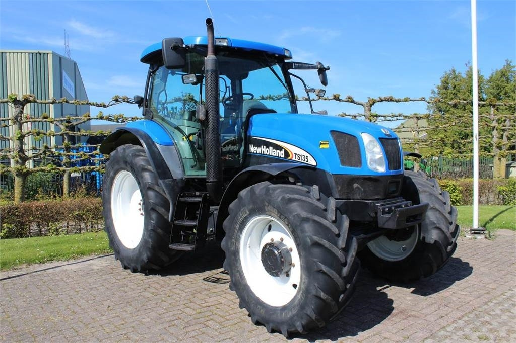 New Holland TSA135A - Traktors: foto 1 New Holland TSA135A - Traktors: foto 1