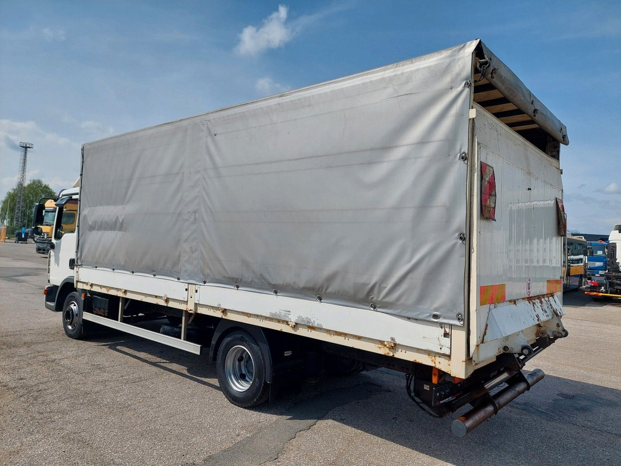 MAN TGL 8.180 4X2 BL - Kravas automašīna ar tentu: foto 3 MAN TGL 8.180 4X2 BL - Kravas automašīna ar tentu: foto 3