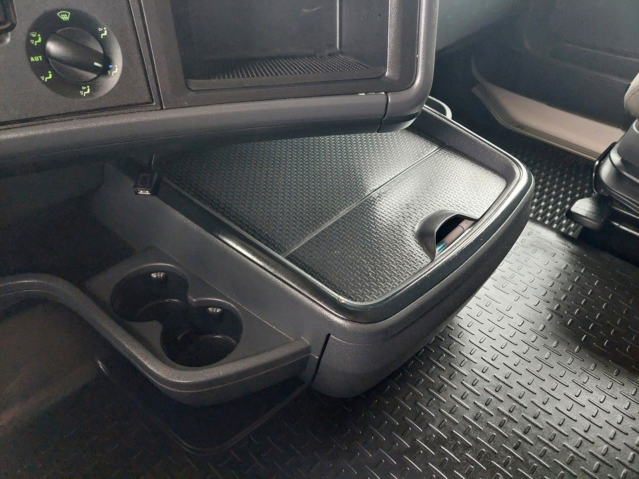 Vilcējs Scania R 440 LA6X2/4MNA: foto 31 Vilcējs Scania R 440 LA6X2/4MNA: foto 31