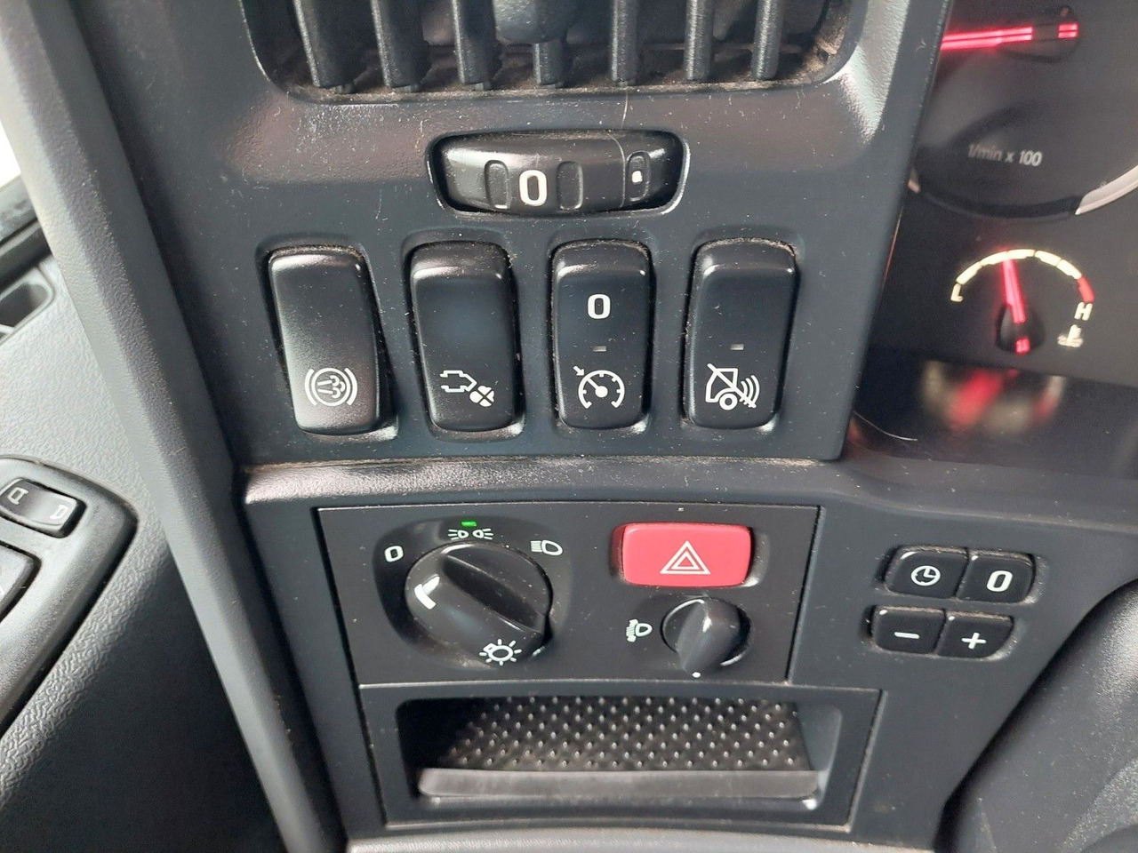 Vilcējs Scania R 440 LA6X2/4MNA: foto 35 Vilcējs Scania R 440 LA6X2/4MNA: foto 35