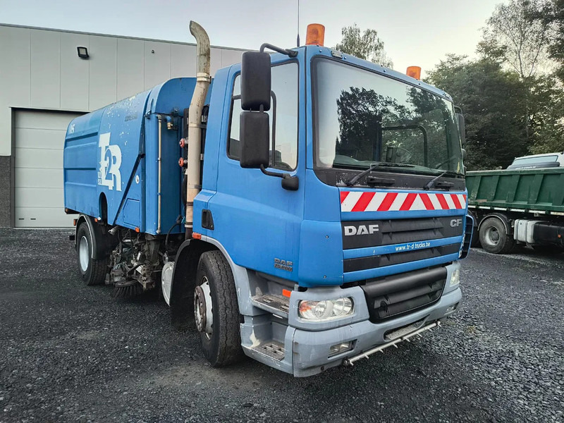 DAF CF 75.250 DRIVING CONDITION - SWEEPER NEEDS REPAIRMENT - Ielu tīrīšanas mašīna: foto 3 DAF CF 75.250 DRIVING CONDITION - SWEEPER NEEDS REPAIRMENT - Ielu tīrīšanas mašīna: foto 3