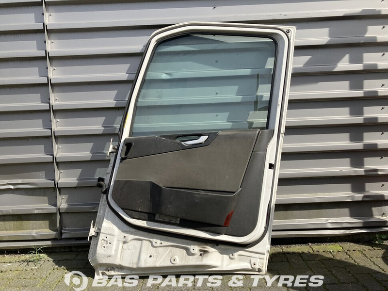 Volvo FH4 - Durvis un rezerves daļas - Kravas automašīna: foto 2 Volvo FH4 - Durvis un rezerves daļas - Kravas automašīna: foto 2