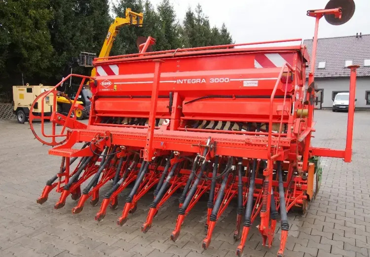 Agregat uprawowo-siewny Kuhn KE303 i INTEGRA 3000 2009 Agrebat uprawowo siewny, brona aktywna AMAZONE i KUHN - Kombinētā sējmašīna: foto 4 Agregat uprawowo-siewny Kuhn KE303 i INTEGRA 3000 2009 Agrebat uprawowo siewny, brona aktywna AMAZONE i KUHN - Kombinētā sējmašīna: foto 4