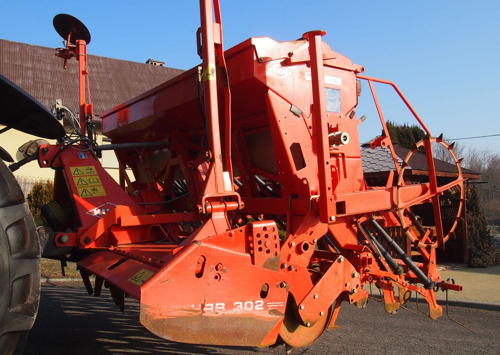 Agregat uprawowo-siewny Kuhn Kuhn HRB302D I INTEGRA 3000 2002 Brona wirowa + siewnik KUHN agregat uprawowo-siewny 3m - Kombinētā sējmašīna: foto 1 Agregat uprawowo-siewny Kuhn Kuhn HRB302D I INTEGRA 3000 2002 Brona wirowa + siewnik KUHN agregat uprawowo-siewny 3m - Kombinētā sējmašīna: foto 1