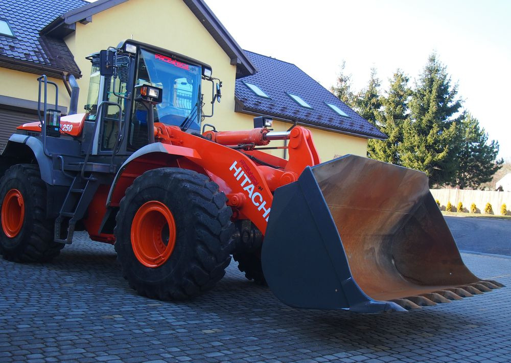 Ładowarka Hitachi ZW250 2010 Ładowarka Hitachi Waga, Centralne smarowanie - Riteņu iekrāvējs: foto 1 Ładowarka Hitachi ZW250 2010 Ładowarka Hitachi Waga, Centralne smarowanie - Riteņu iekrāvējs: foto 1