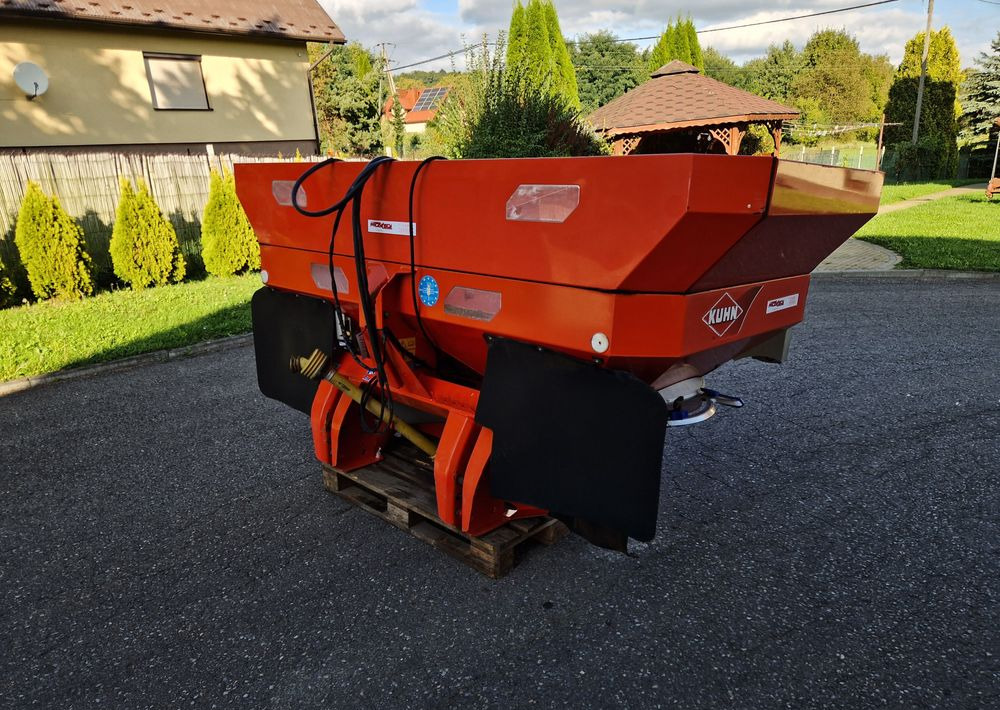 Rozsiewacz nawozów Kuhn AXIS 30,1 2008 Rozsiewacz KUHN RAUCH - Minerālmēslu izkliedētājs: foto 3 Rozsiewacz nawozów Kuhn AXIS 30,1 2008 Rozsiewacz KUHN RAUCH - Minerālmēslu izkliedētājs: foto 3