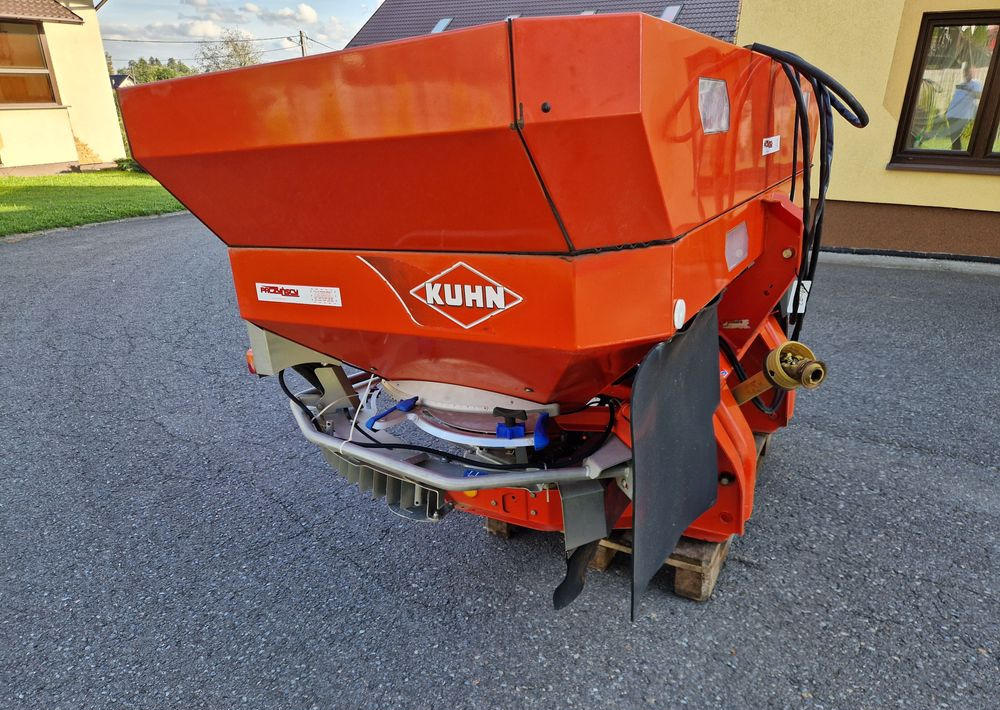 Rozsiewacz nawozów Kuhn AXIS 30,1 2008 Rozsiewacz KUHN RAUCH - Minerālmēslu izkliedētājs: foto 4 Rozsiewacz nawozów Kuhn AXIS 30,1 2008 Rozsiewacz KUHN RAUCH - Minerālmēslu izkliedētājs: foto 4