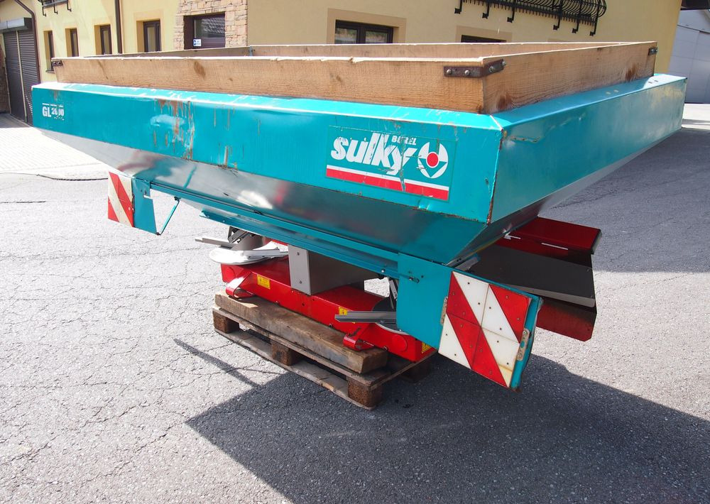 Rozsiewacz nawozów Sulky DPX GL 2000 18-24m Rozsiewacz nawozów Sulky - Minerālmēslu izkliedētājs: foto 2 Rozsiewacz nawozów Sulky DPX GL 2000 18-24m Rozsiewacz nawozów Sulky - Minerālmēslu izkliedētājs: foto 2