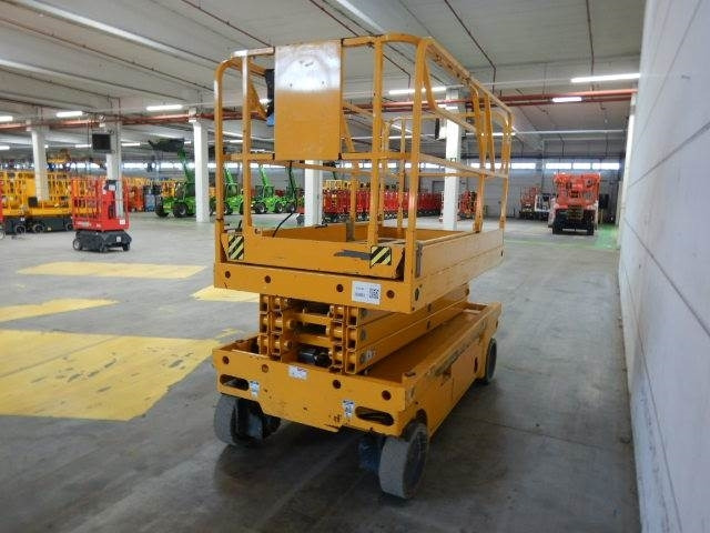 Haulotte Compact 10 - Šķērveida pacēlājs: foto 3 Haulotte Compact 10 - Šķērveida pacēlājs: foto 3