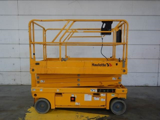 Haulotte Compact 10 - Šķērveida pacēlājs: foto 1 Haulotte Compact 10 - Šķērveida pacēlājs: foto 1