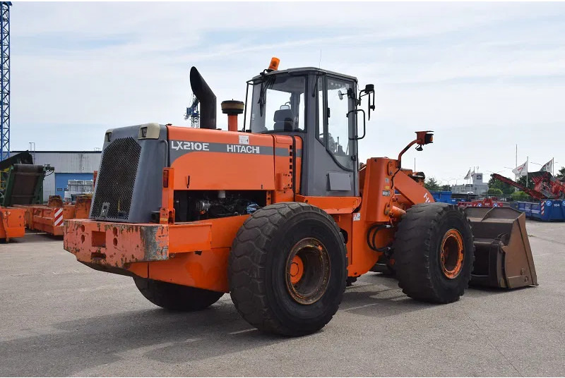 Hitachi LX 210E- stock id 59 - Riteņu iekrāvējs: foto 4 Hitachi LX 210E- stock id 59 - Riteņu iekrāvējs: foto 4