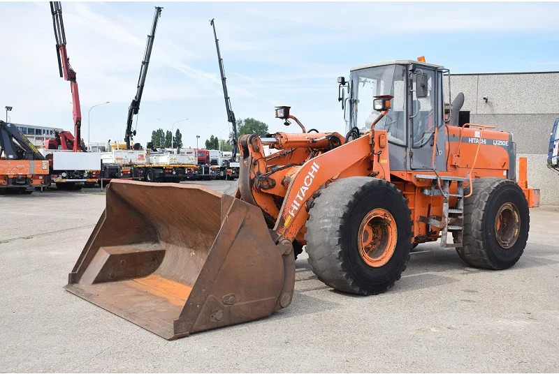 Hitachi LX 210E- stock id 59 - Riteņu iekrāvējs: foto 2 Hitachi LX 210E- stock id 59 - Riteņu iekrāvējs: foto 2
