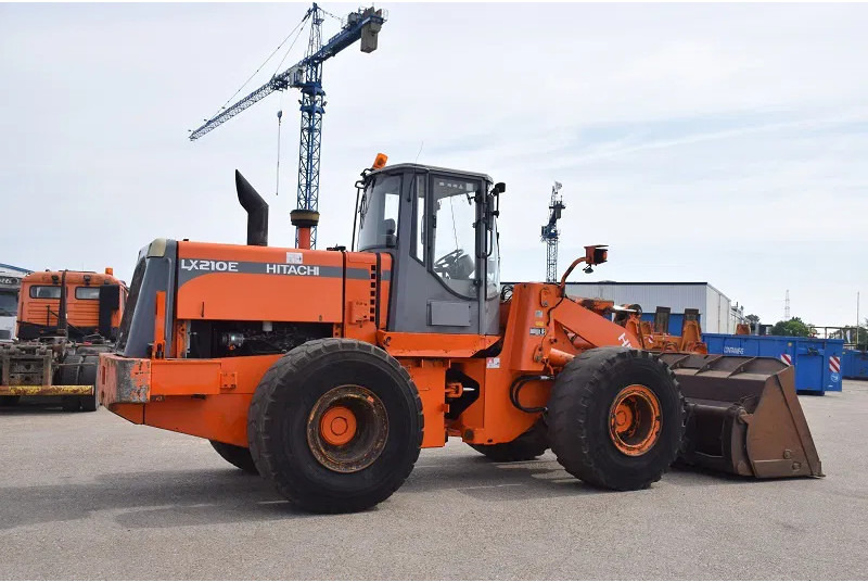Hitachi LX 210E- stock id 59 - Riteņu iekrāvējs: foto 5 Hitachi LX 210E- stock id 59 - Riteņu iekrāvējs: foto 5