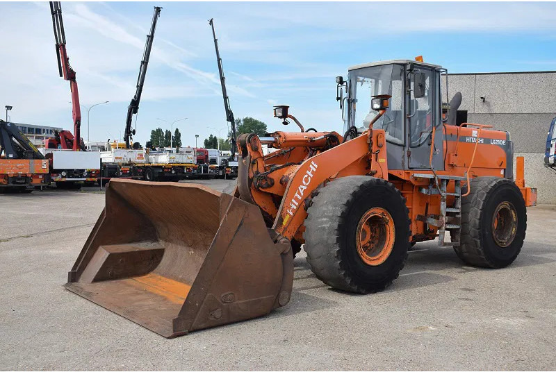 Hitachi LX 210E- stock id 59 - Riteņu iekrāvējs: foto 1 Hitachi LX 210E- stock id 59 - Riteņu iekrāvējs: foto 1