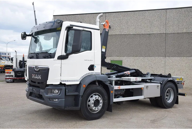 MAN TGM 18.320 - Pacēlājs ar āķi: foto 2 MAN TGM 18.320 - Pacēlājs ar āķi: foto 2