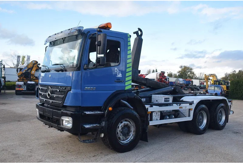 Mercedes-Benz Axor 2633 - Pacēlājs ar āķi: foto 1 Mercedes-Benz Axor 2633 - Pacēlājs ar āķi: foto 1
