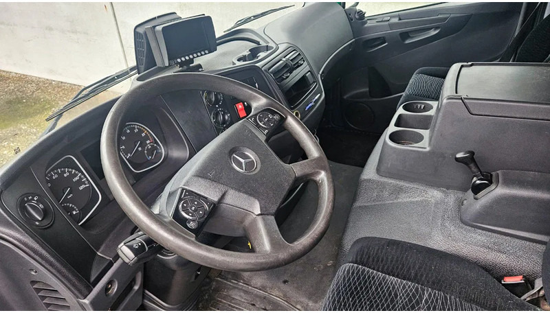 Mercedes-Benz Atego 1018 *L*Achteruitrijcamera*Automaat*Airco*Dhollandia Laadbrug*7149cm - Kravas automašīna: foto 4 Mercedes-Benz Atego 1018 *L*Achteruitrijcamera*Automaat*Airco*Dhollandia Laadbrug*7149cm - Kravas automašīna: foto 4