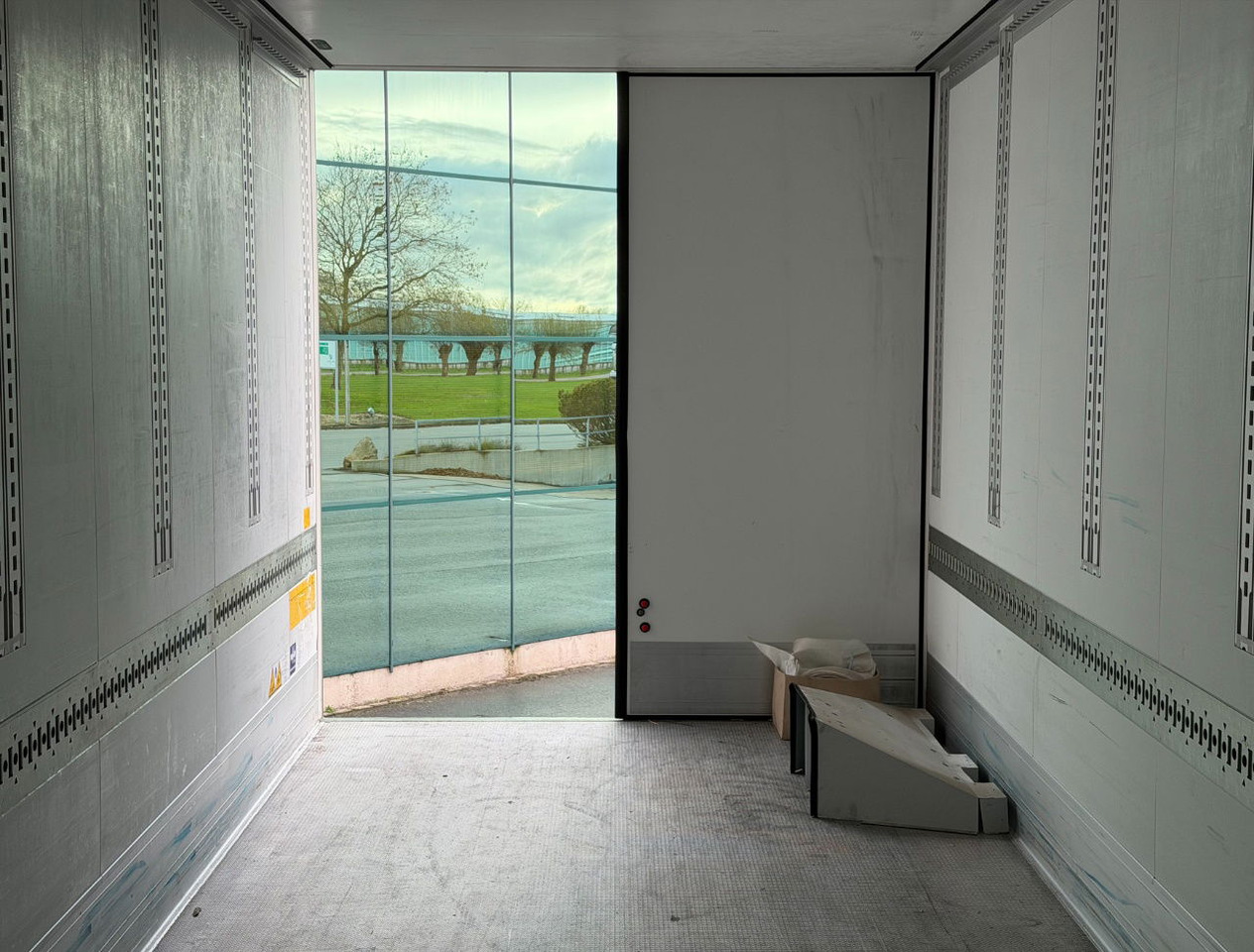 Puspiekabe refrižerators Schmitz Cargobull SCBS3B Thermo King SLXi 300 Only 502 Engine Hours Lift Axle Super Condition: foto 22