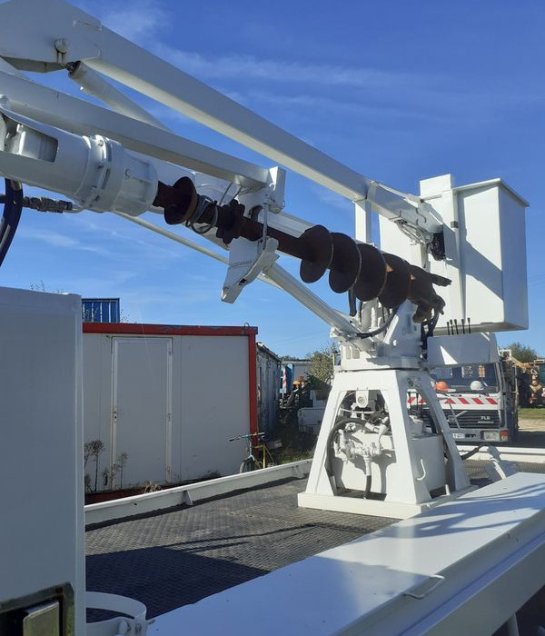 Camion tarieres Plantation Poteaux France Telecom - Bortu kravas automašīna/ Platforma, Kravas auto ar manipulatoru: foto 4 Camion tarieres Plantation Poteaux France Telecom - Bortu kravas automašīna/ Platforma, Kravas auto ar manipulatoru: foto 4