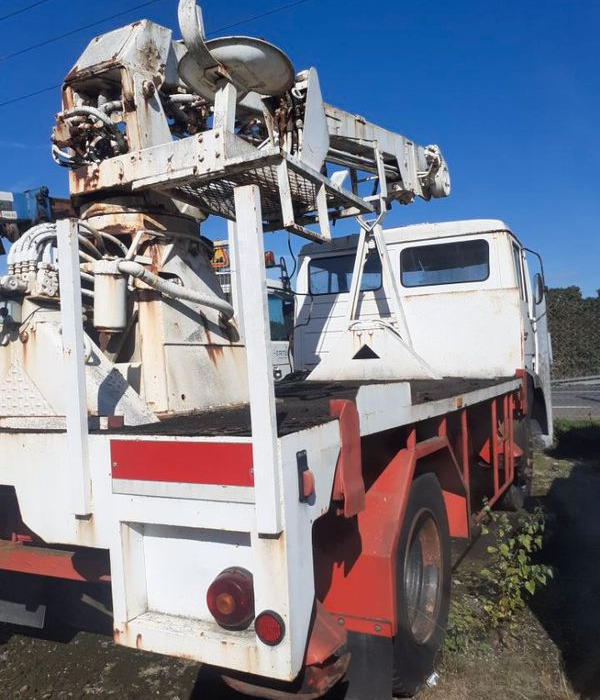 Camion tarieres Plantation Poteaux France Telecom - Bortu kravas automašīna/ Platforma, Kravas auto ar manipulatoru: foto 1 Camion tarieres Plantation Poteaux France Telecom - Bortu kravas automašīna/ Platforma, Kravas auto ar manipulatoru: foto 1