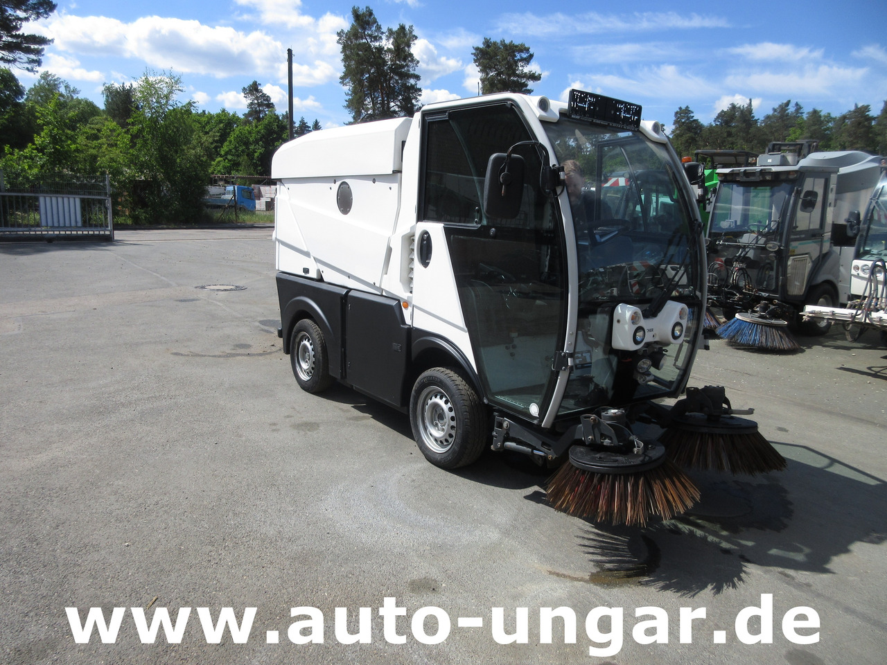 BUCHER CC 1000 Kleinkehrmaschine CityCat 4-Rad Lenkung - Rūpnieciskais slaucītājs: foto 3 BUCHER CC 1000 Kleinkehrmaschine CityCat 4-Rad Lenkung - Rūpnieciskais slaucītājs: foto 3