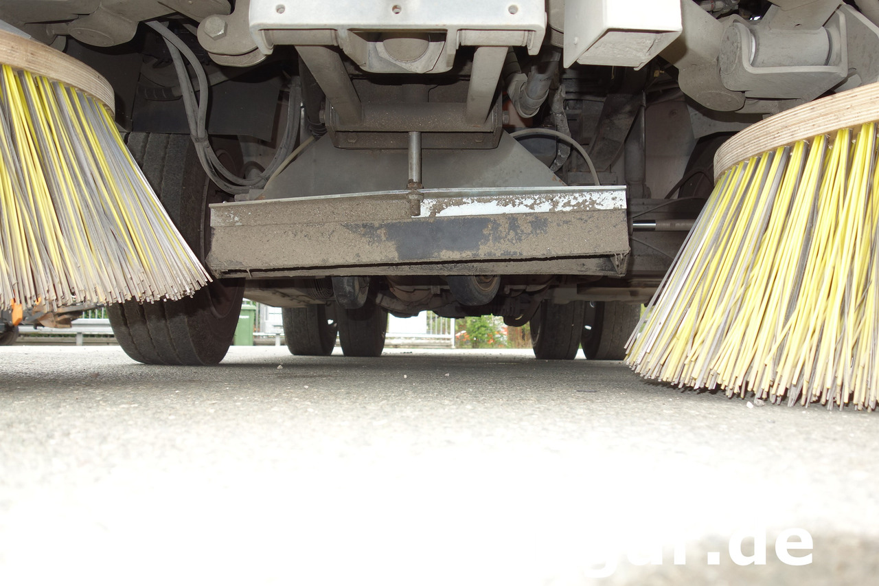 SCHMIDT Cleango 500 EURO 6 Baujahr 2017 Kehrmaschine Straßenkehrmaschine - Ielu tīrīšanas mašīna: foto 5 SCHMIDT Cleango 500 EURO 6 Baujahr 2017 Kehrmaschine Straßenkehrmaschine - Ielu tīrīšanas mašīna: foto 5