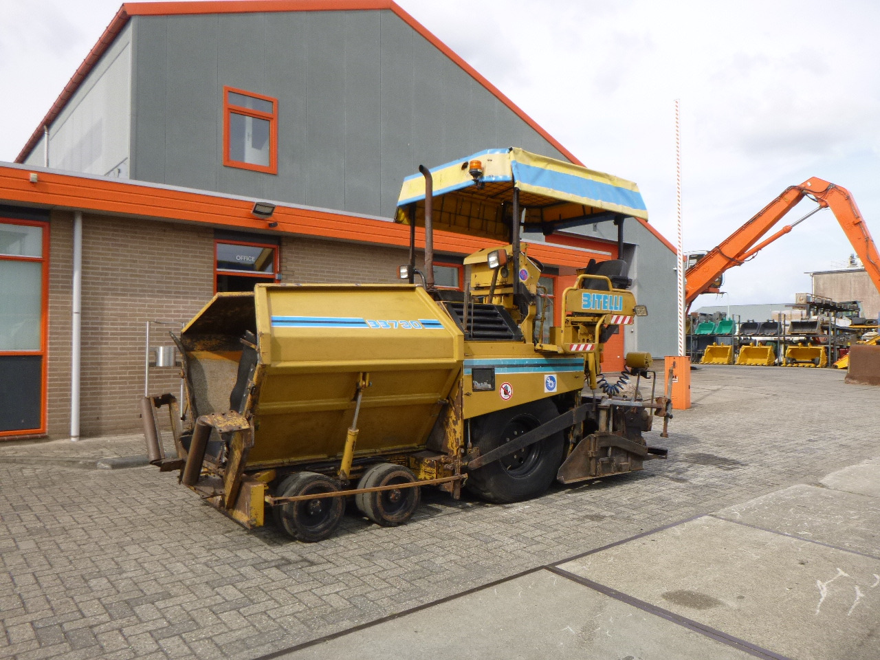 CATERPILLAR BB730 - Asfalta klājējs: foto 1 CATERPILLAR BB730 - Asfalta klājējs: foto 1