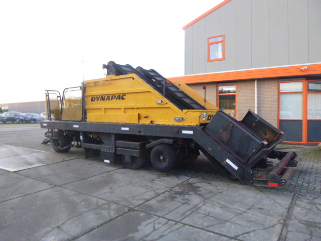 DYNAPAC HR21 Chip Spreader - Asfalta ieklāšanas tehnika: foto 2 DYNAPAC HR21 Chip Spreader - Asfalta ieklāšanas tehnika: foto 2