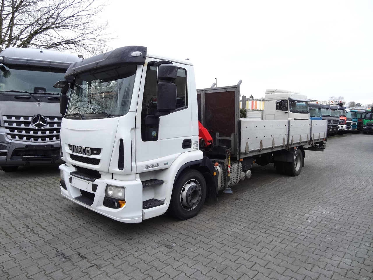 Iveco EuroCargo 120E25 Fassi F38 - Bortu kravas automašīna/ Platforma, Kravas auto ar manipulatoru: foto 1 Iveco EuroCargo 120E25 Fassi F38 - Bortu kravas automašīna/ Platforma, Kravas auto ar manipulatoru: foto 1