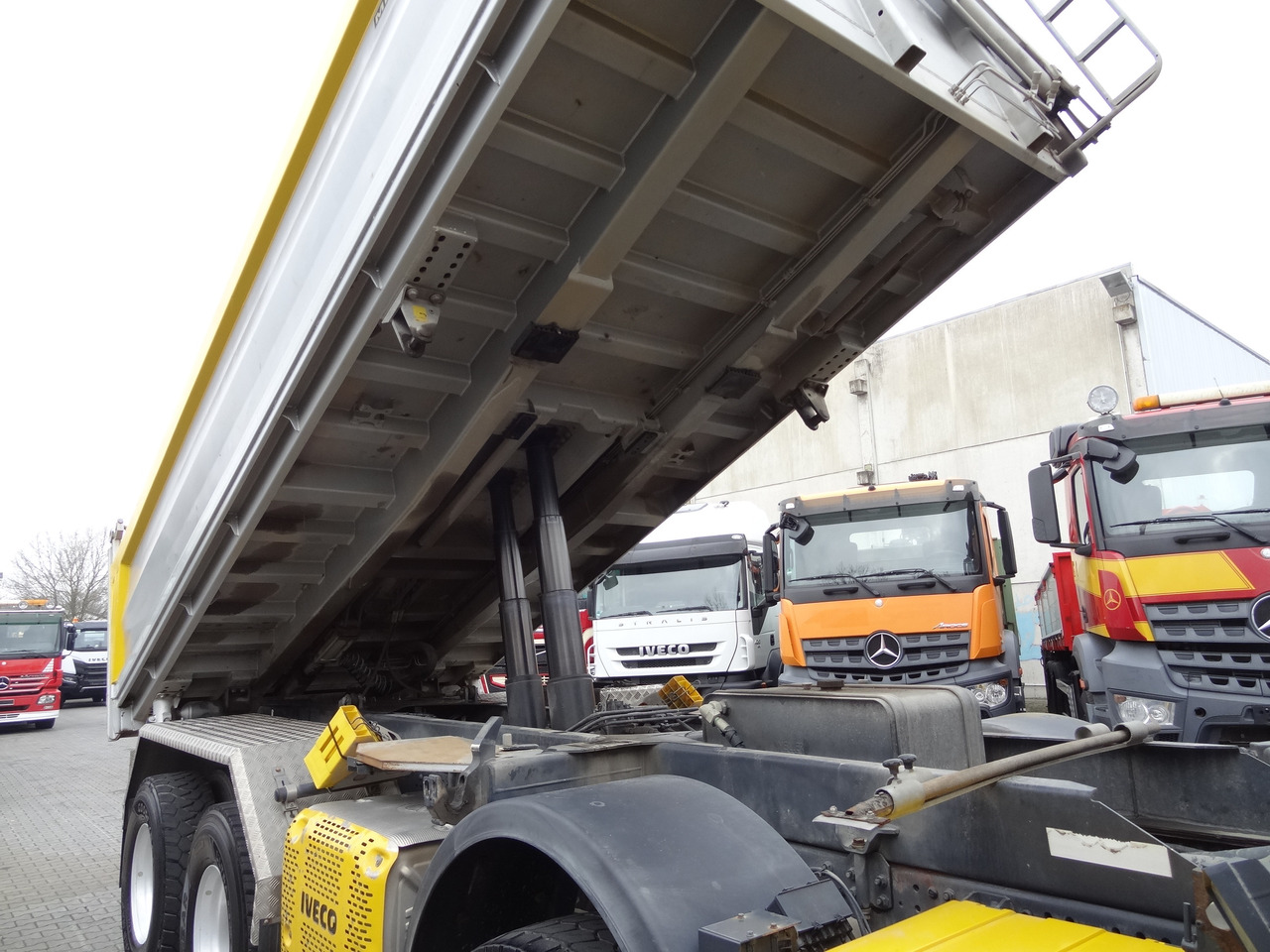 Iveco Trakker 450 8X4 Meiller - Kravas automašīna pašizgāzējs: foto 4 Iveco Trakker 450 8X4 Meiller - Kravas automašīna pašizgāzējs: foto 4
