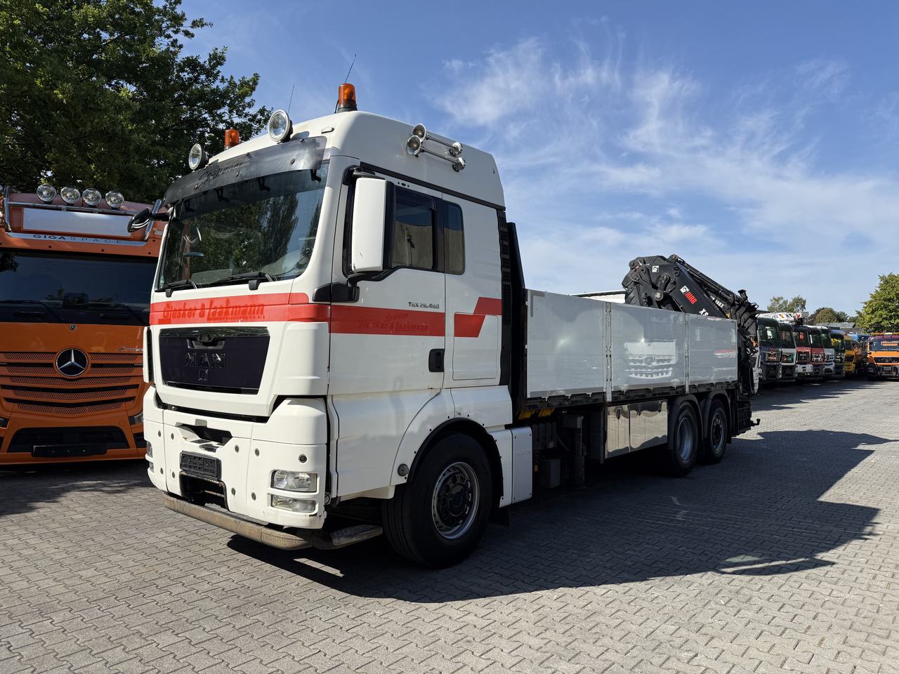 MAN TGX 26.480 6X2 Hiab 422 Bj 2017 bis 30 Meter - Kravas auto ar manipulatoru, Bortu kravas automašīna/ Platforma: foto 1 MAN TGX 26.480 6X2 Hiab 422 Bj 2017 bis 30 Meter - Kravas auto ar manipulatoru, Bortu kravas automašīna/ Platforma: foto 1