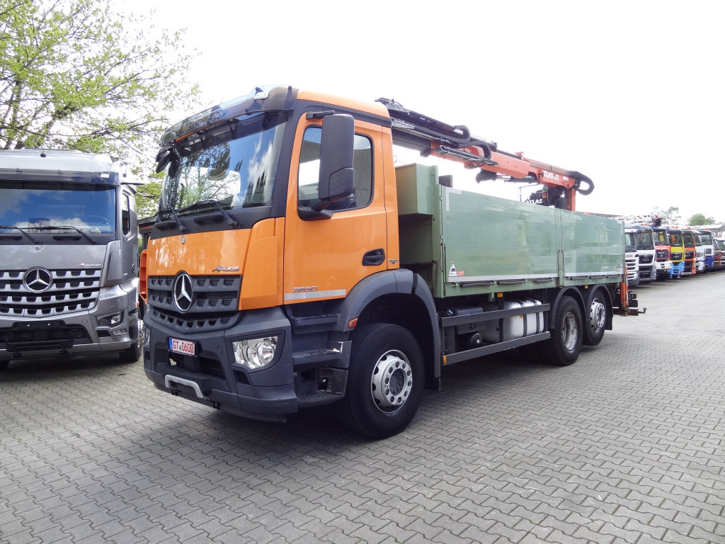 Mercedes-Benz Arocs 2630 6X2 Atlas 165.2 Baustoff - Kravas auto ar manipulatoru, Bortu kravas automašīna/ Platforma: foto 1 Mercedes-Benz Arocs 2630 6X2 Atlas 165.2 Baustoff - Kravas auto ar manipulatoru, Bortu kravas automašīna/ Platforma: foto 1