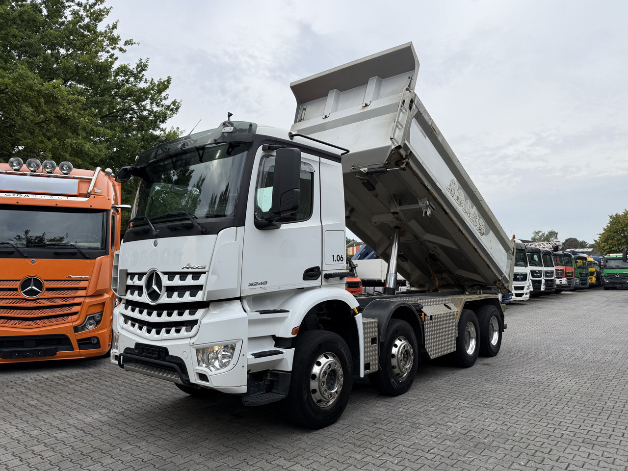 Mercedes-Benz Arocs 3245 K 8X4 - Kravas automašīna pašizgāzējs: foto 1 Mercedes-Benz Arocs 3245 K 8X4 - Kravas automašīna pašizgāzējs: foto 1