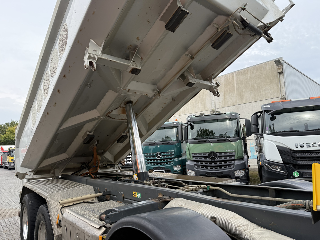 Mercedes-Benz Arocs 3245 K 8X4 - Kravas automašīna pašizgāzējs: foto 2 Mercedes-Benz Arocs 3245 K 8X4 - Kravas automašīna pašizgāzējs: foto 2