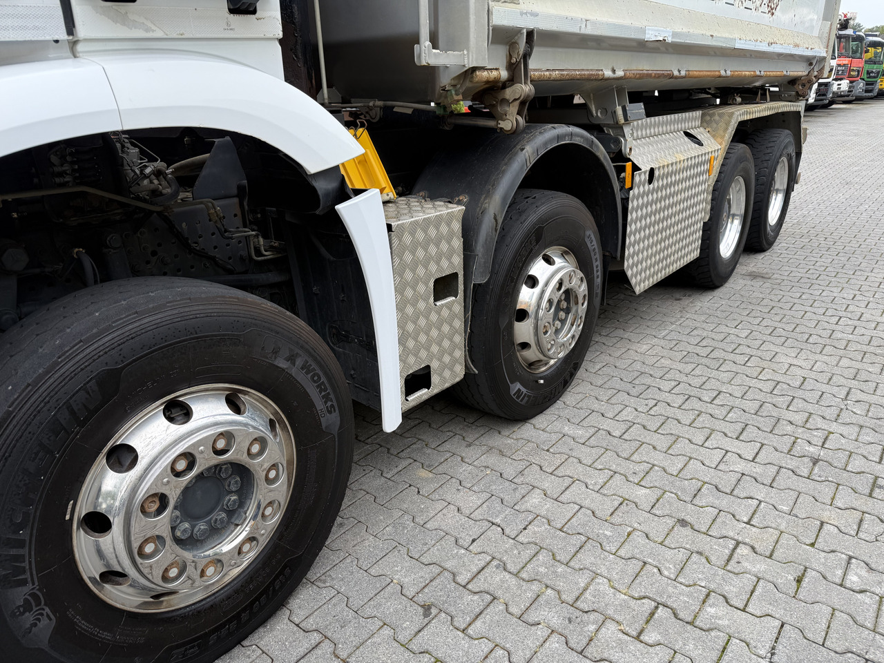 Mercedes-Benz Arocs 3245 K 8X4 - Kravas automašīna pašizgāzējs: foto 4 Mercedes-Benz Arocs 3245 K 8X4 - Kravas automašīna pašizgāzējs: foto 4