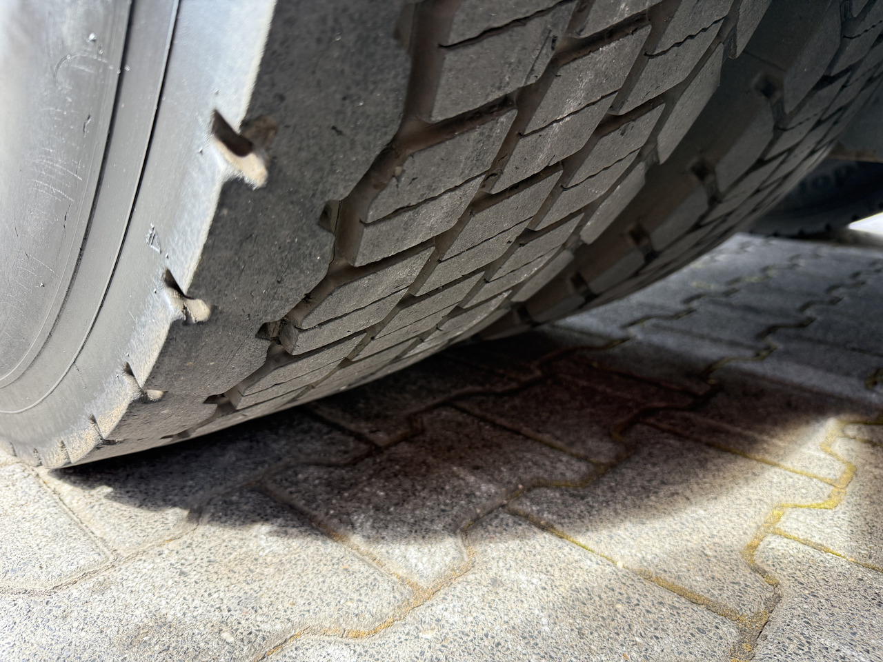 Mercedes-Benz Actros 1842LS Kran HMF 2020 bis 18 Meter - Vilcējs: foto 2 Mercedes-Benz Actros 1842LS Kran HMF 2020 bis 18 Meter - Vilcējs: foto 2