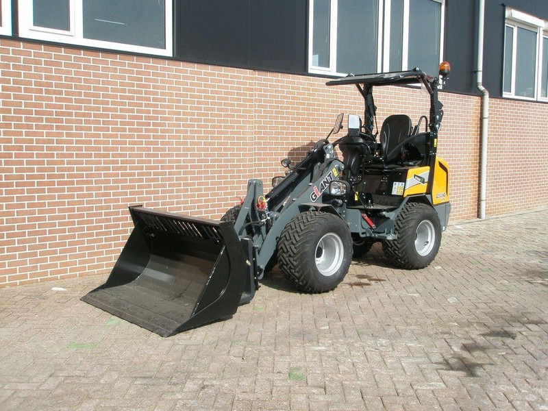 Giant G2500 - Kāpurķēžu kompaktiekrāvējs: foto 1 Giant G2500 - Kāpurķēžu kompaktiekrāvējs: foto 1