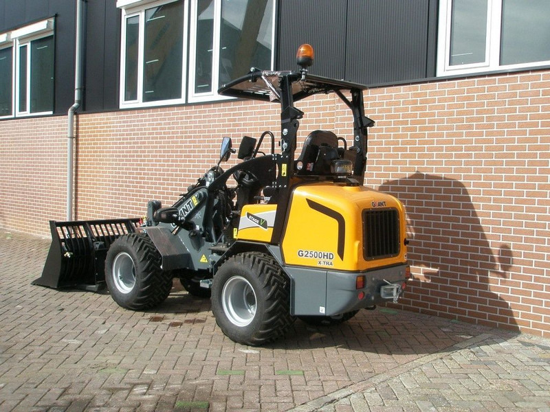 Giant G2500 - Kāpurķēžu kompaktiekrāvējs: foto 2 Giant G2500 - Kāpurķēžu kompaktiekrāvējs: foto 2