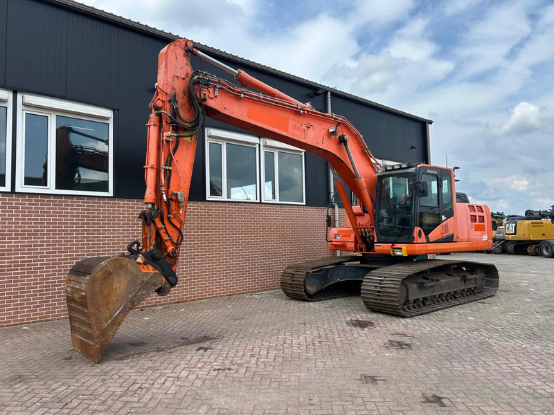 Komatsu PC 210LC-10 - Kāpurķēžu ekskavators: foto 1 Komatsu PC 210LC-10 - Kāpurķēžu ekskavators: foto 1