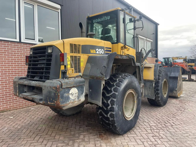 Komatsu WA250-5 - Riteņu iekrāvējs: foto 4 Komatsu WA250-5 - Riteņu iekrāvējs: foto 4