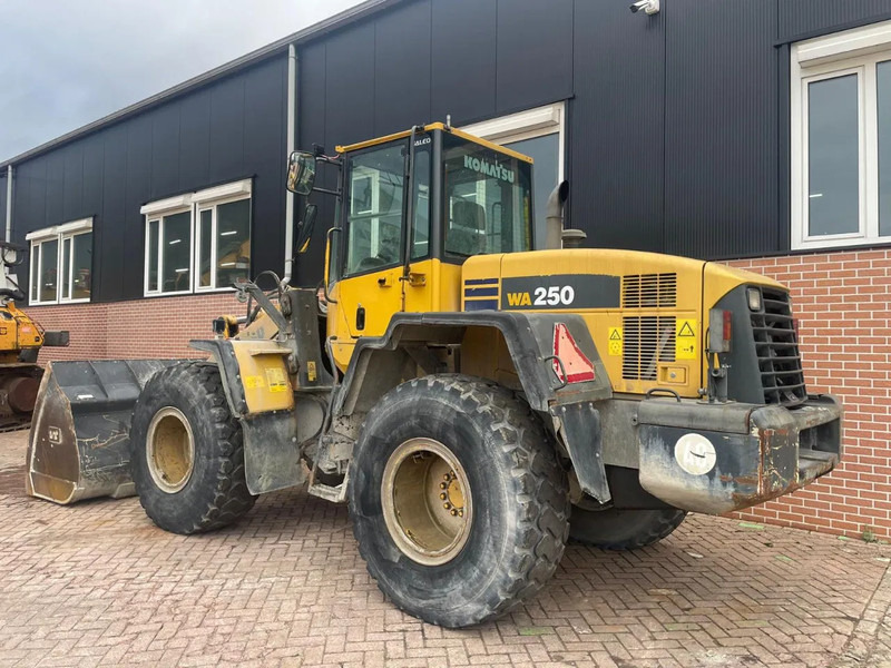 Komatsu WA250-5 - Riteņu iekrāvējs: foto 3 Komatsu WA250-5 - Riteņu iekrāvējs: foto 3