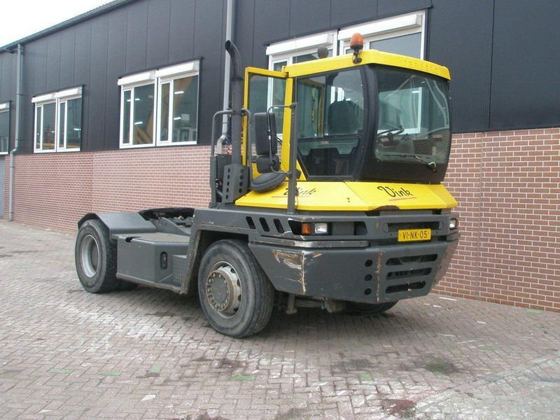 Terberg RT 222 RT220 4x4 - Termināļa traktors: foto 3 Terberg RT 222 RT220 4x4 - Termināļa traktors: foto 3