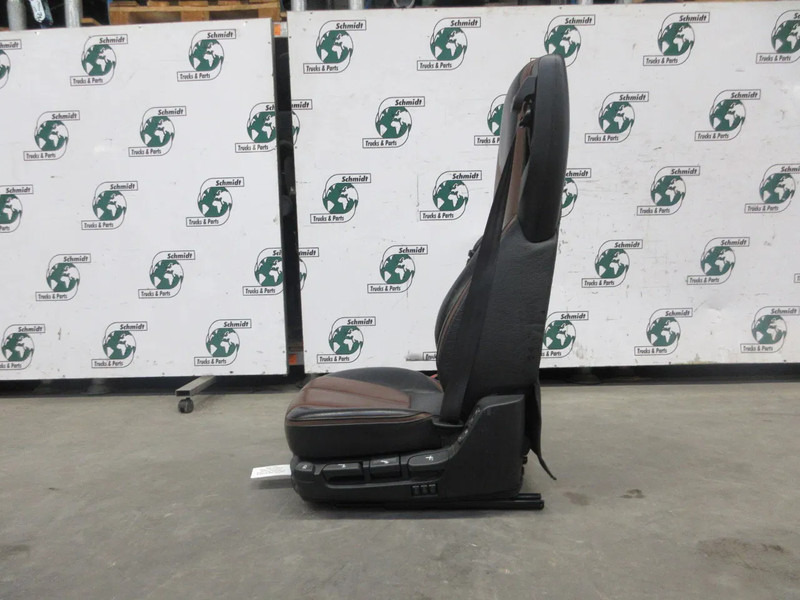 DAF 2109118 // 2109134 // STOELEN SET LEER DAF XF 530 MODEL 2021 - Sēdeklis - Kravas automašīna: foto 2 DAF 2109118 // 2109134 // STOELEN SET LEER DAF XF 530 MODEL 2021 - Sēdeklis - Kravas automašīna: foto 2