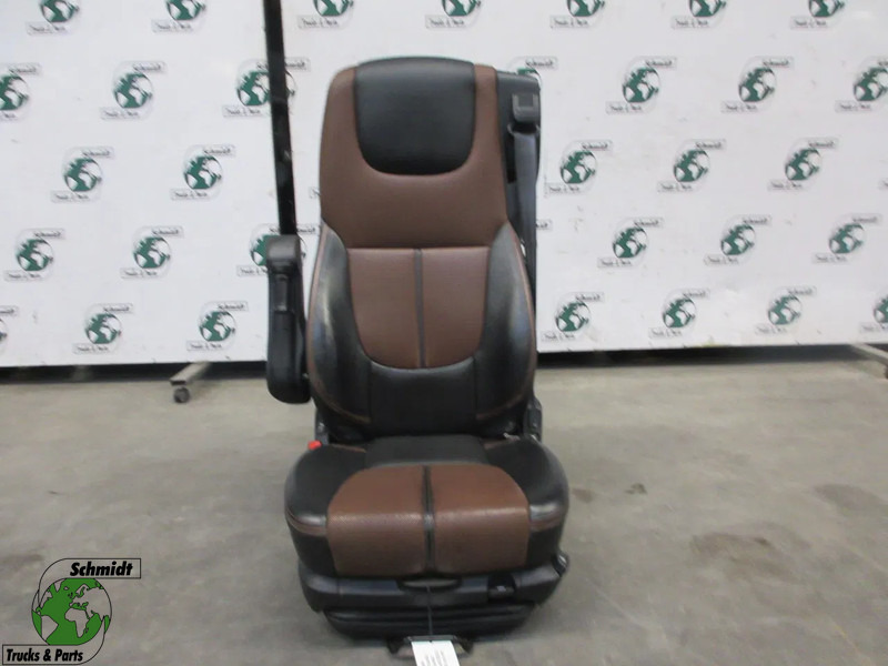 DAF 2109118 // 2109134 // STOELEN SET LEER DAF XF 530 MODEL 2021 - Sēdeklis - Kravas automašīna: foto 1 DAF 2109118 // 2109134 // STOELEN SET LEER DAF XF 530 MODEL 2021 - Sēdeklis - Kravas automašīna: foto 1