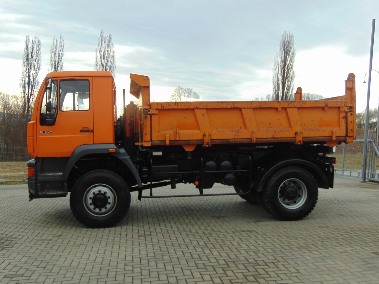 MAN 18-224 4x4 KIPER - Kravas automašīna pašizgāzējs: foto 5 MAN 18-224 4x4 KIPER - Kravas automašīna pašizgāzējs: foto 5